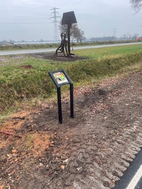 Ons (mistige) uitzicht:

... op een historisch stukje grond in onze eigen gemeente #Lochem! 

Diederik heeft infopanelen geplaatst langs het fietspad van de N825, waarop je meer info vindt over de <a href="/slimsteweg/">slimsteweg</a> en over de 6 imposante beelden die gemaakt zijn door <a href="/mirjankoldeweij/">mirjan koldeweij</a>