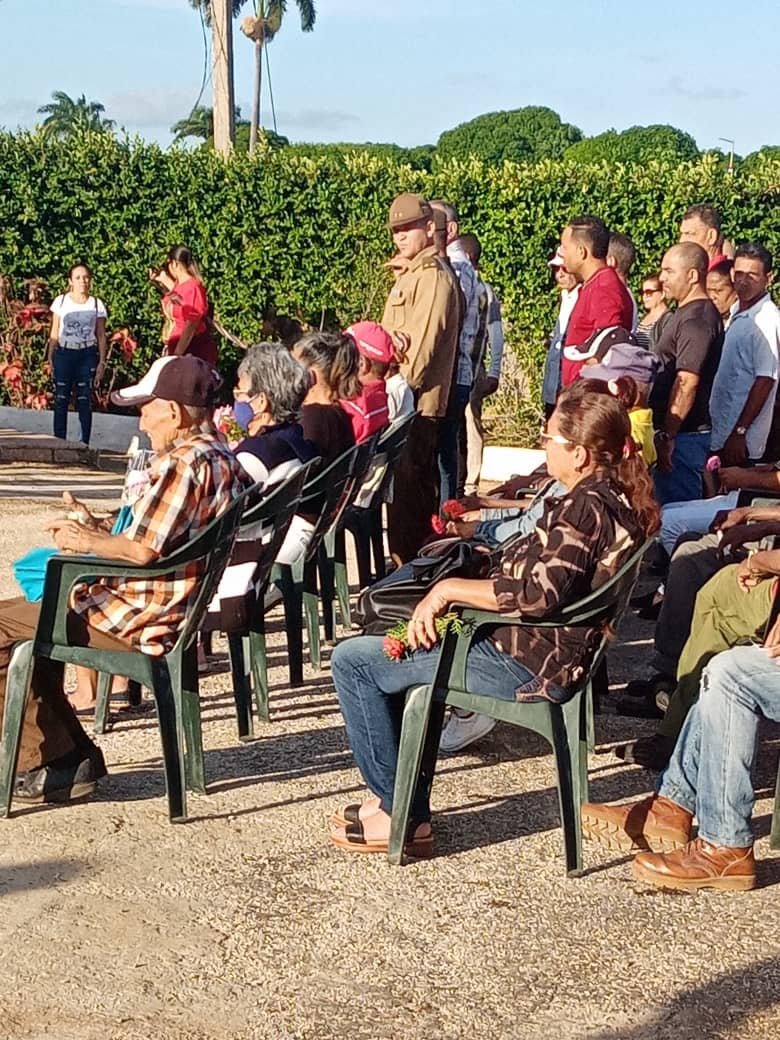El sector de salud pública, junto a las máximas autoridades políticas y gubernamentales, acompañando los familiares de los caídos en el cumplimiento del deber, rinden tributo a estos hijos ilustres de la patria.
#CubaViveEnSuHustoria