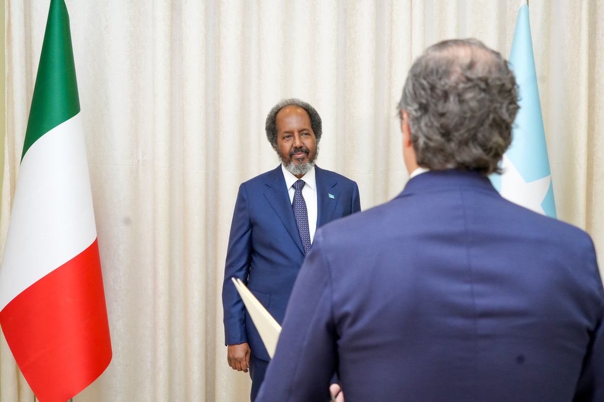 TheVillaSomalia's tweet photo. Today at Villa Somalia, H.E. President @HassanSMohamud received the credentials of Italy's newly appointed Ambassador to Somalia, Pier Mario Daccò Coppi. The President conveyed his best wishes for a successful tenure, strengthening 🇸🇴🇮🇹 relations. https://t.co/RiZI4DwiJO