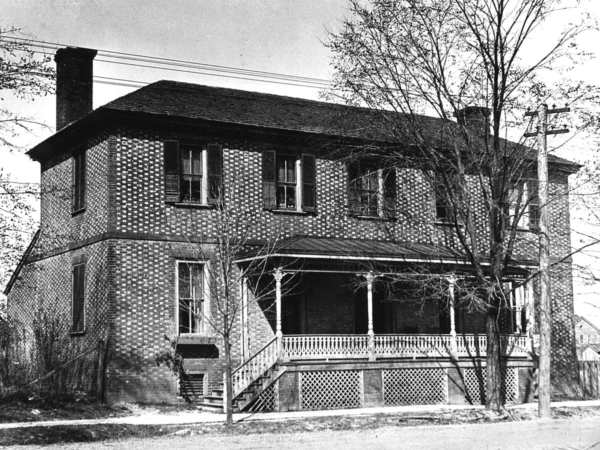 colonialwmsburg's tweet photo. Today we're celebrating our 97th birthday! 🎉 #OnThisDay in 1926, the first purchase of Williamsburg property, the Ludwell-Paradise House, was authorized.

Read more about the work done to establish the Historic Area here: https://t.co/xi3QoWWjAW https://t.co/HKmJMhpxEE