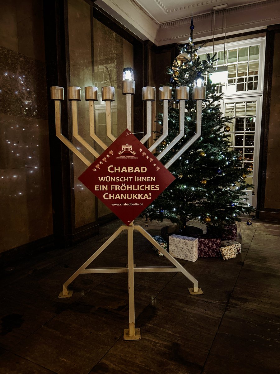 #Chanukka sameach! Die Senatsverwaltung für Wirtschaft, Energie und Betriebe wünscht allen Jüdinnen und Juden ein frohes #Chanukka. Auch im Foyer der Senatsverwaltung strahlt das erste Licht am achtarmigen Leuchter. 1/4