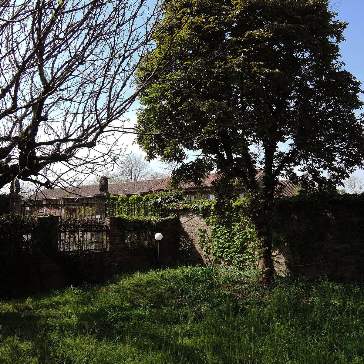 Views of the #farmhouse and the beautiful back garden in #Basiglio, in the Metropolitan City of #Milan in the Italian region of #Lombardy; site for our new #refurbishment/transformation #project #MCA_BasiglioWonderland
#ristrutturazione #architecture #matteocainer_interiors