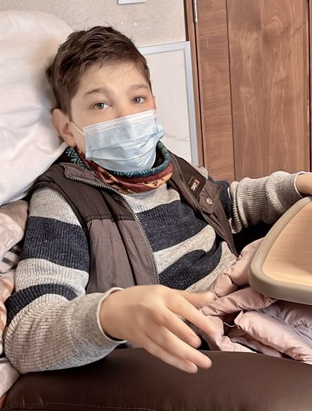 martinvalverde's tweet photo. Hola a todos, seguimos en la batalla con nuestro hijo Jorge Pablo. 
Una vez más acudimos a su generosidad, 
ahora nos faltan 4 donadores de sangre tipo O+ positivo. 
Les pedimos, si les es posible, presentarse en el banco de sangre, o unidad médica, de el hospital Santa María Chapalita. 
Aquí les dejamos la información en la fotografía de número de Celular y de dirección del lugar. Sería a nombre de Jorge Pablo Valverde Watson. No  alcanzan las palabras para agradecerles, de corazón. 
Muchas gracias