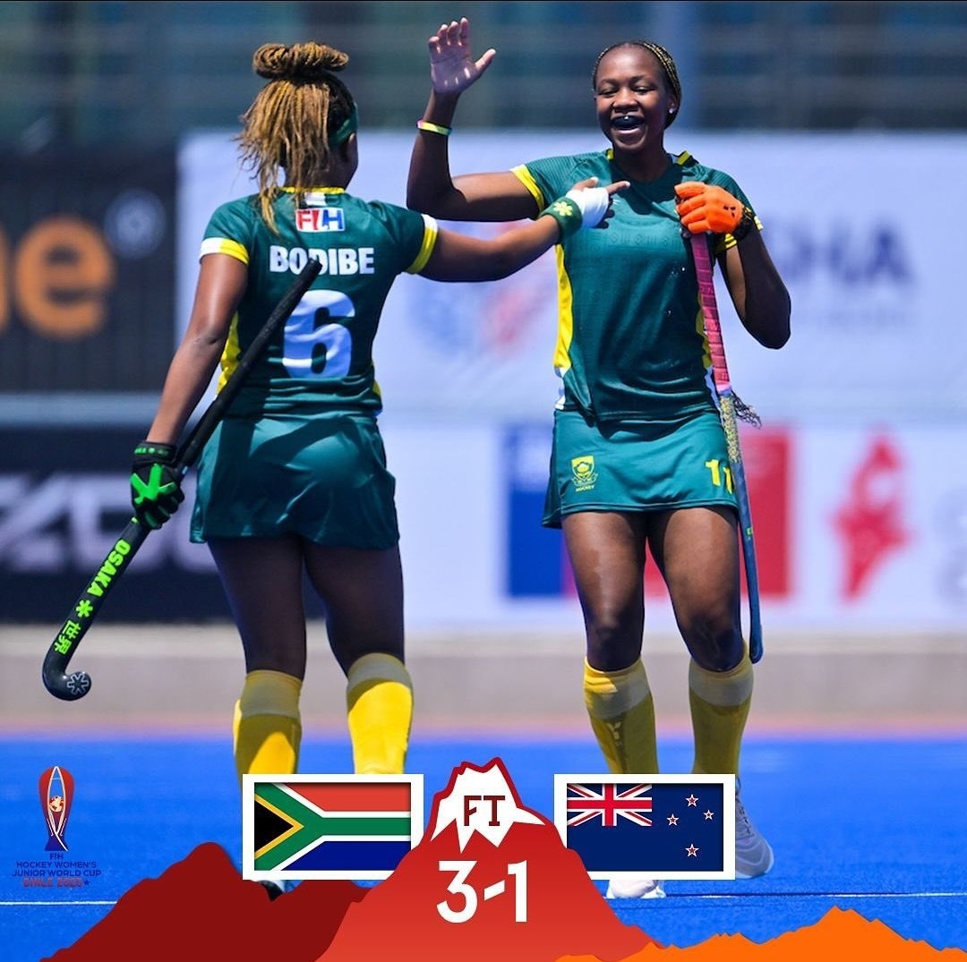 AfrHockey's tweet image. Zimbabwe 🇿🇼 strikes their first win in a shootout against Canada 🇨🇦 while South Africa 🇿🇦 claims a solid 3-1 victory over New Zealand 🇳🇿 

📱 Download the Watch.Hockey App to watch all the games LIVE 🔴

#RisingStars #HockeyInvites #JuniorWorldCup #Chile