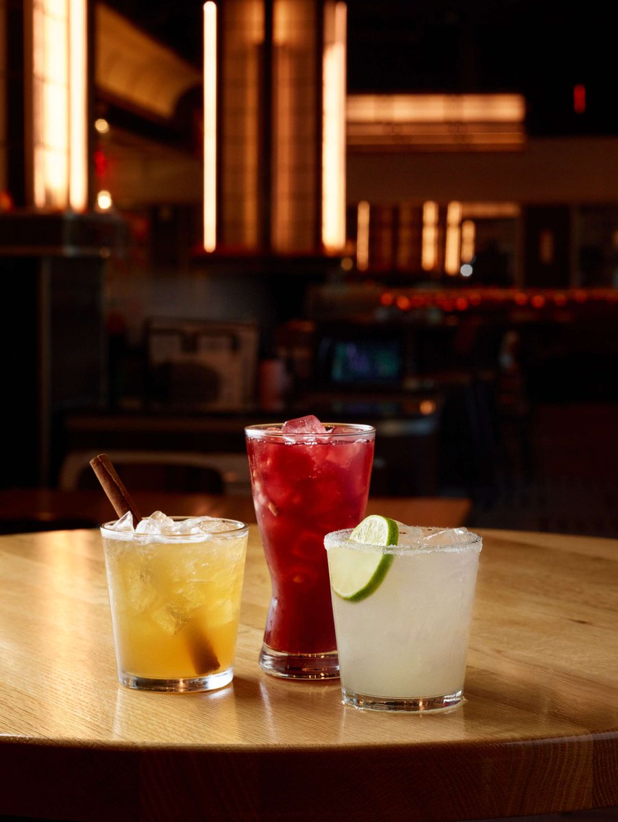 eatatsilver's tweet photo. 'Tis the season to be merry and our happy hour starts at 3pm today! https://t.co/5D5JqAhMjf