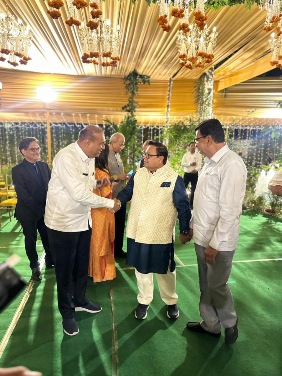 MLA_UDAYRAJPUT's tweet photo. लोकमत समूहाचे 52 वर्धापन दिन नागपूर येथे दर्डा कुटुंबातर्फे ठेवण्यात आला होता त्या निमित्ताने कुटुंबाची भेट घेऊन आशीर्वाद घेतले... https://t.co/HPDrGOZfgg