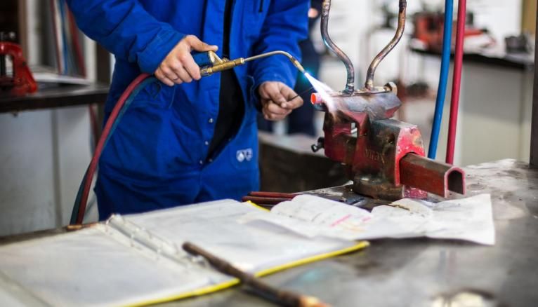 📍Cette semaine, c'est la semaine des lycées professionnels. En novembre 2023, la Ministre <a href="/CGrandjean_/">Carole Grandjean</a>  a annoncé une réforme ambitieuse du lycée professionnel.