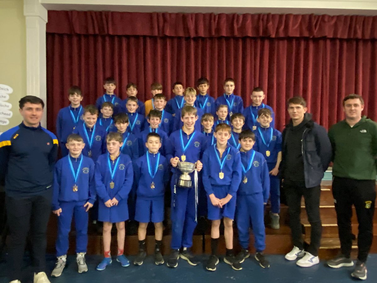 gersgaa's tweet photo. Thanks to Michael Fitzsimons for presenting the St. Brigids BNS Senior team with their medals from their Croke Park win👏

The Junior team were also presented with medals for winning their league🏅

Well done to all the teachers who promote Gaelic Games in the school so well 💛💙 https://t.co/EA0D6j3Ts5