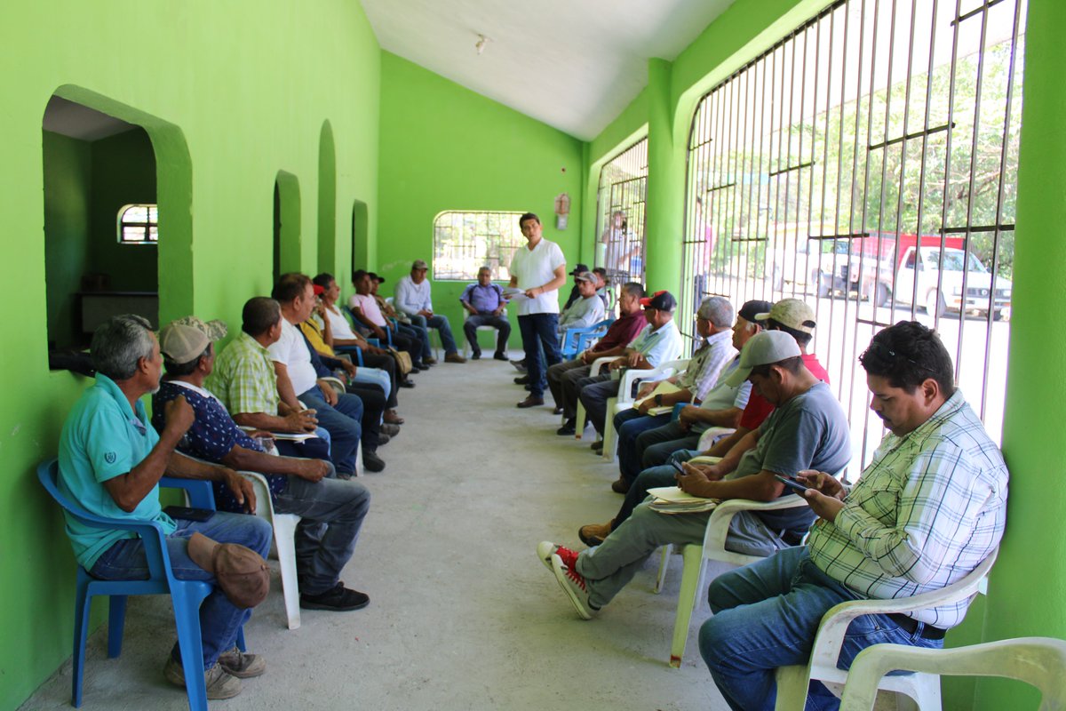 La esencia de nuestra tierra, yace el corazón de nuestros campesinos
Nos reunimos con autoridades ejidales, quienes claman por apoyo para rehabilitar sus sistemas de riego.  Juntos, haremos florecer no solo los campos, sino también el futuro de nuestro municipio. 💚🌾