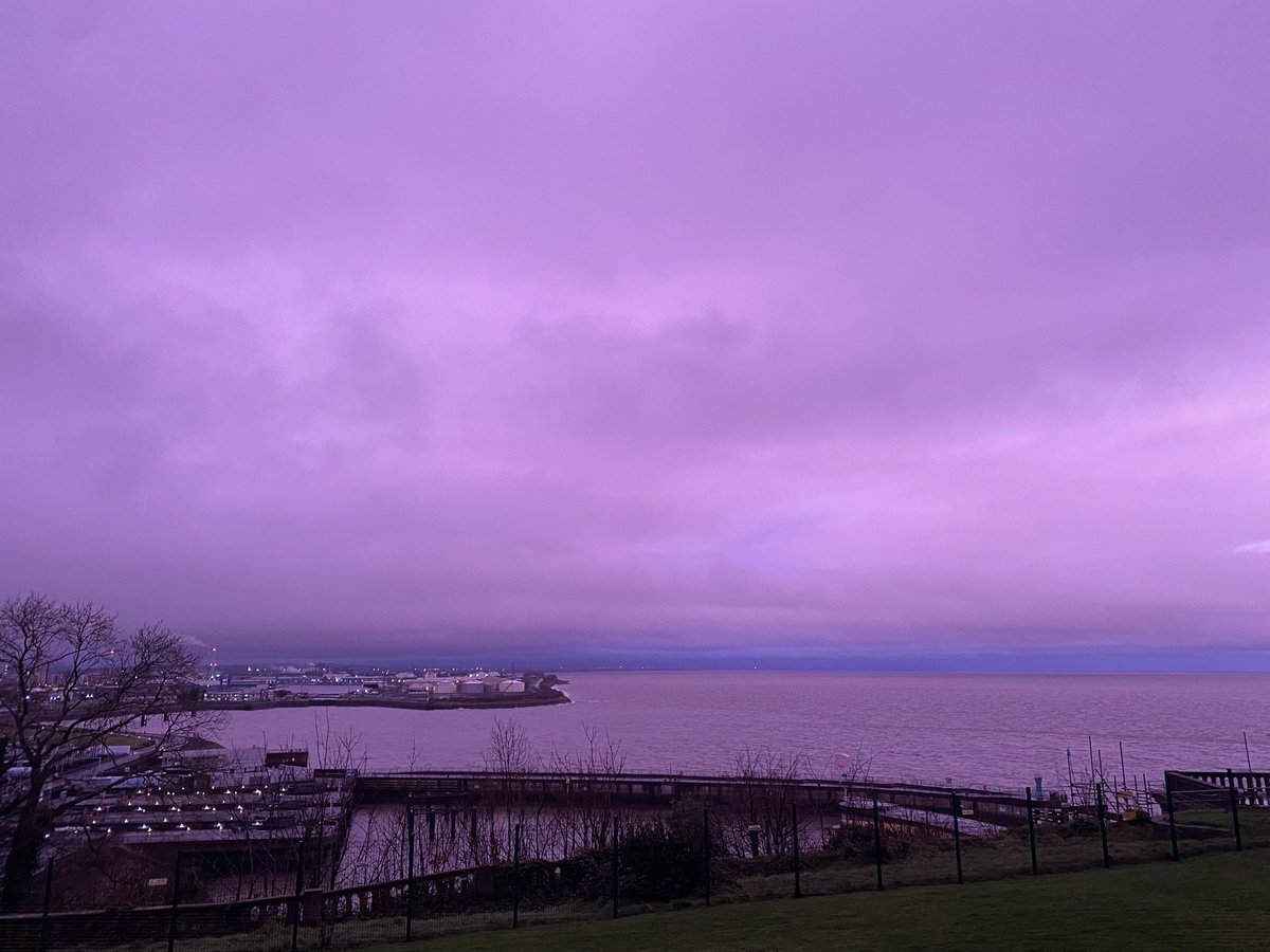 Gemmaaar182's tweet photo. Purple skies over Cardiff Bay 🔮 #purplesky https://t.co/c4zGLv2hQR