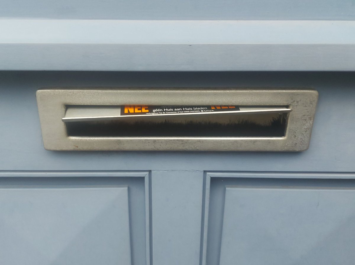 DesireeLorist's tweet image. Fijn als een pakje door de brievenbus past. Maar als er zó hard gepusht wordt dat de brievenbus kapot gaat...

Wat nu, beste @PostNL?
Hoe kunnen wij de repatiekosten bij u indienen?

#brievenbus 
#defect 
#postbode