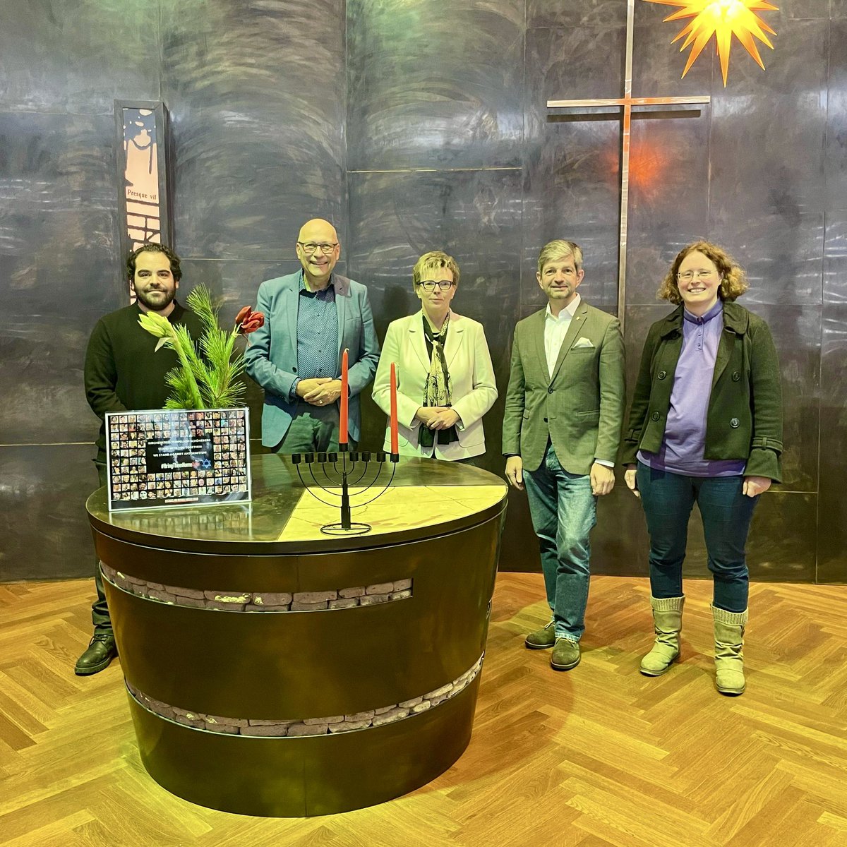 Michael Raddatz (@michaelmraddatz) on Twitter photo Heute beginnt für unsere jüdischen Geschwister #Chanukka. Jeden Tag wollen wir mit Euch ein Licht anzünden, bis alle Kerzen leuchten. Im schweren Leid, in Trauer. Wir sind an Eurer Seite. Heute mit Stadtrat Schworck.
#Niewiederistjetzt
<a href="/BerlinTempSchbg/">Bezirksamt Tempelhof-Schöneberg</a> <a href="/ElisMartina/">Martina Steffen-Elis</a> Heute beginnt für unsere jüdischen Geschwister #Chanukka. Jeden Tag wollen wir mit Euch ein Licht anzünden, bis alle Kerzen leuchten. Im schweren Leid, in Trauer. Wir sind an Eurer Seite. Heute mit Stadtrat Schworck.
#Niewiederistjetzt
<a href="/BerlinTempSchbg/">Bezirksamt Tempelhof-Schöneberg</a> <a href="/ElisMartina/">Martina Steffen-Elis</a>