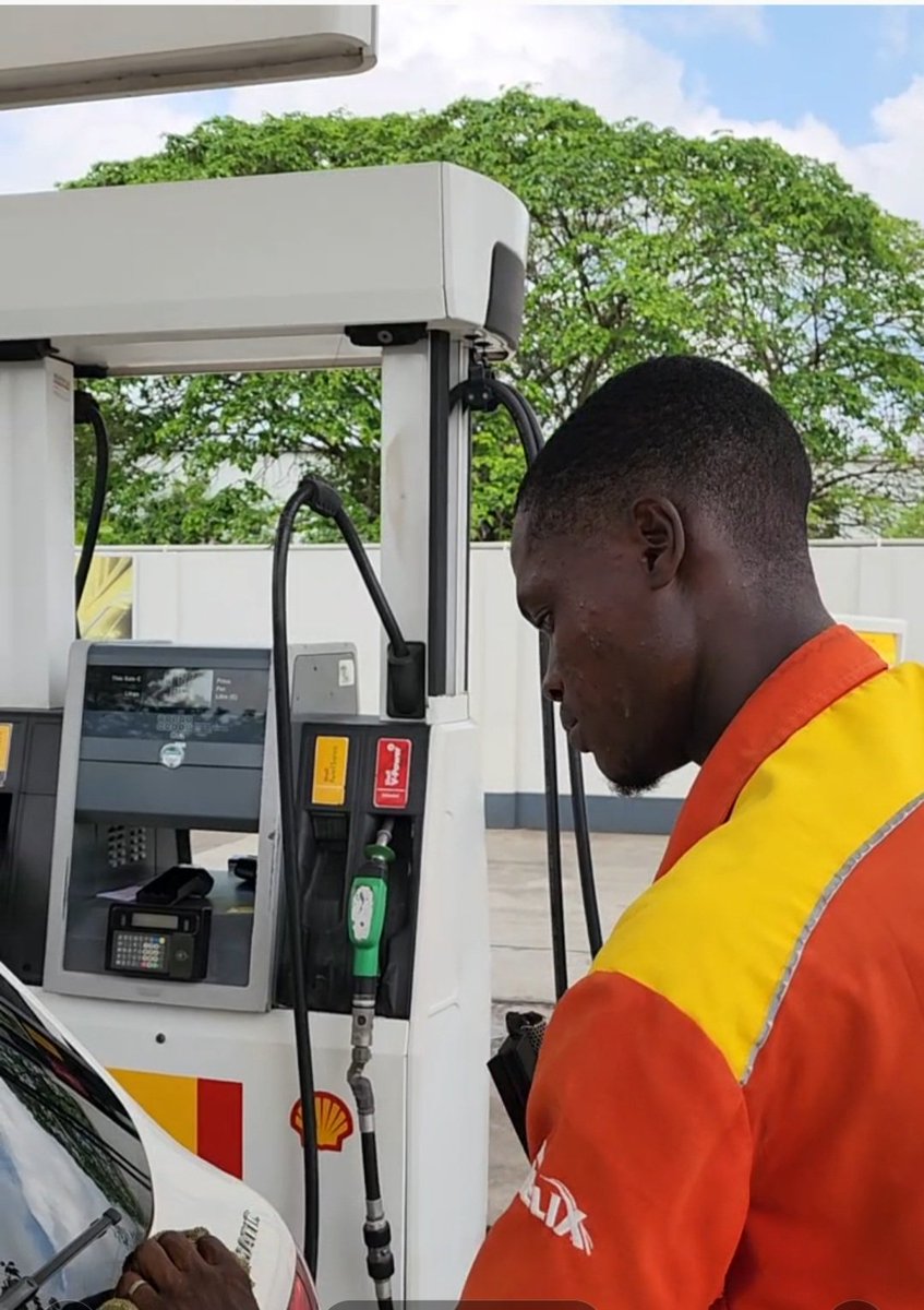AmeyawDebrah's tweet photo. Only the best will do for my car! That's why i choose Shell always #EveryCarLovesShell https://t.co/uR1mCVUuuJ