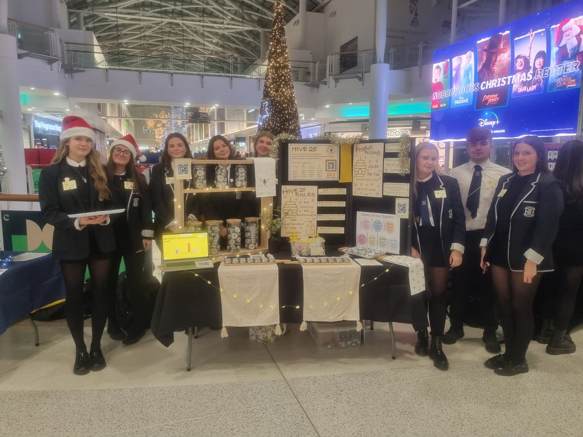 Miss_Vernal's tweet image. @_Hive25 ready to sell in the upper mall of Braehead. Come and visit us we are here till 8pm 💛🐝 @JohnstoneHighSc