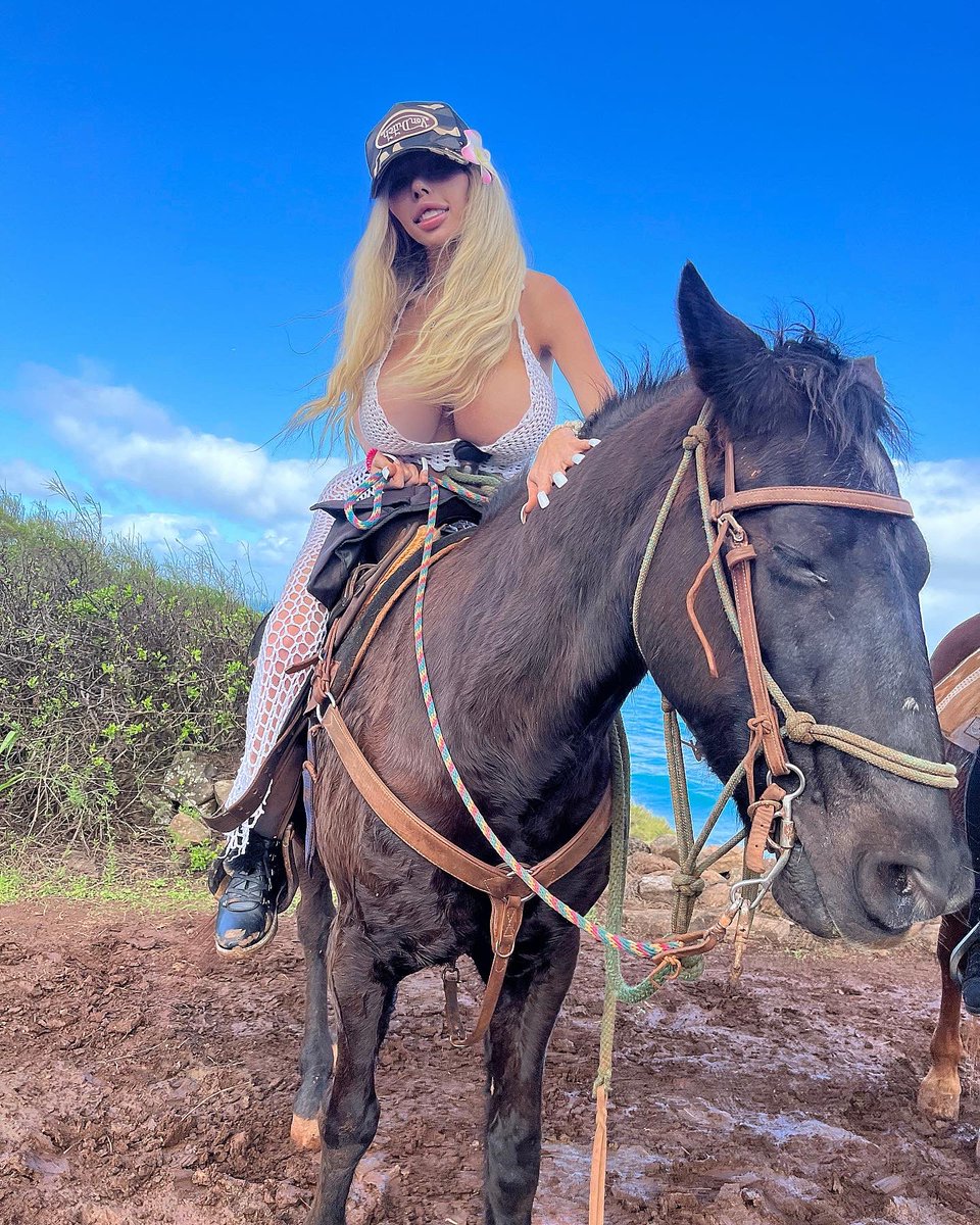BDollbrittney's tweet photo. Aloha 🌸  I don’t always ride bareback #brittneykade https://t.co/SsSSApSzSU