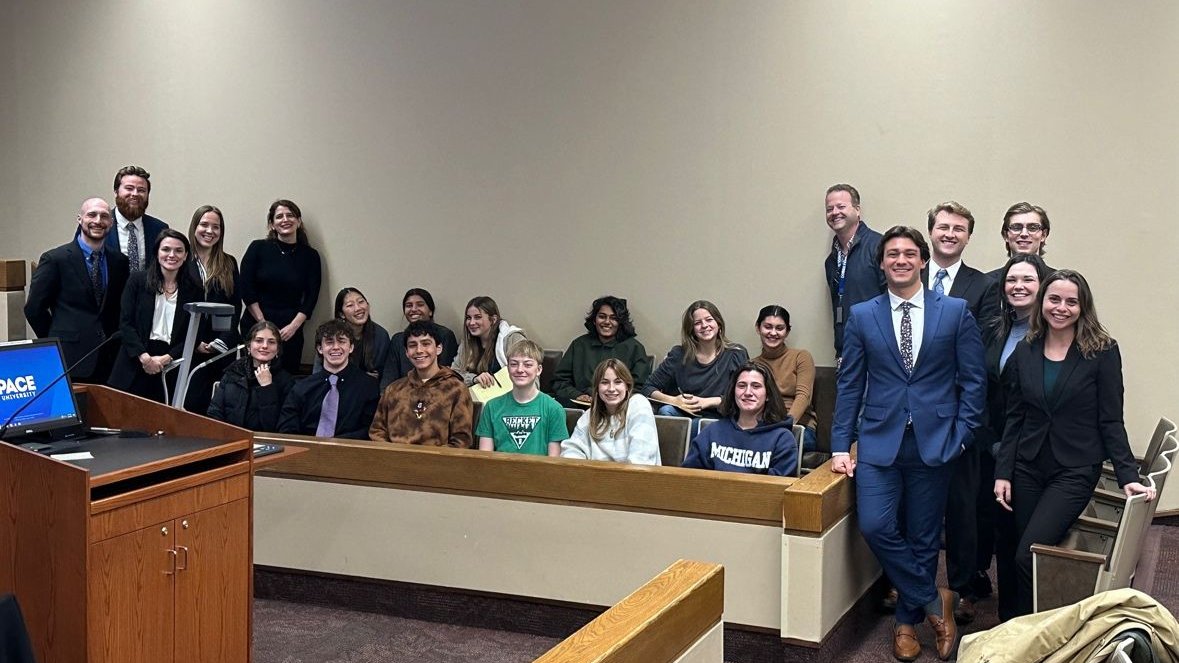 The @PaceEnvClinic Mock Trial, a seminar highlight, features a split between Plaintiffs & Defendants. This year, Dobbs Ferry HS students served as the volunteer jury, Prof @thegoodomen as the judge &  @HaubLawatPace students as witnesses for the engaging #environmentallaw case.