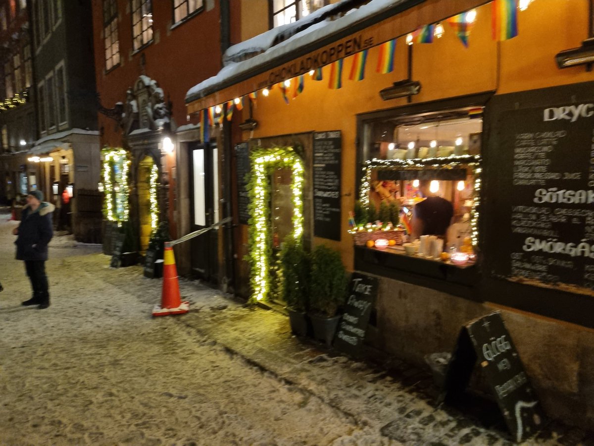 renzo7301's tweet photo. Gisteren teruggekomen van een heerlijke citytrip naar #Stockholm #Sweden, -17 en sneeuw wat wil je nog meer. Slenteren door een verlichte stad, heerlijk eten. Goed hotel #lillaradmannen in het hart van Stockholm. Van het openbaar vervoer in Stockholm kan men hier nog iets leren. https://t.co/6otfp093hg