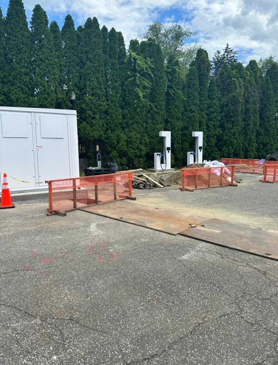 EvStructure's tweet image. The only Demand Charges coming from our system will be all the Demand to want to charge at our Mt. Kisco, NY 100% off grid 2x150kw . Thank you for coming out Governor Hochul for coming out today to support our project and Evstructure