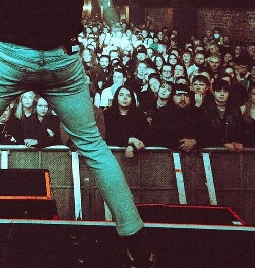 EmmaaBobson's tweet photo. Dead at the difference between me during the support vs me during the main band 💀 https://t.co/tJ8F52ZuzQ