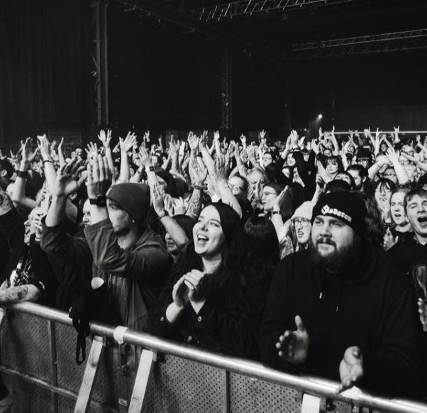 EmmaaBobson's tweet photo. Dead at the difference between me during the support vs me during the main band 💀 https://t.co/tJ8F52ZuzQ