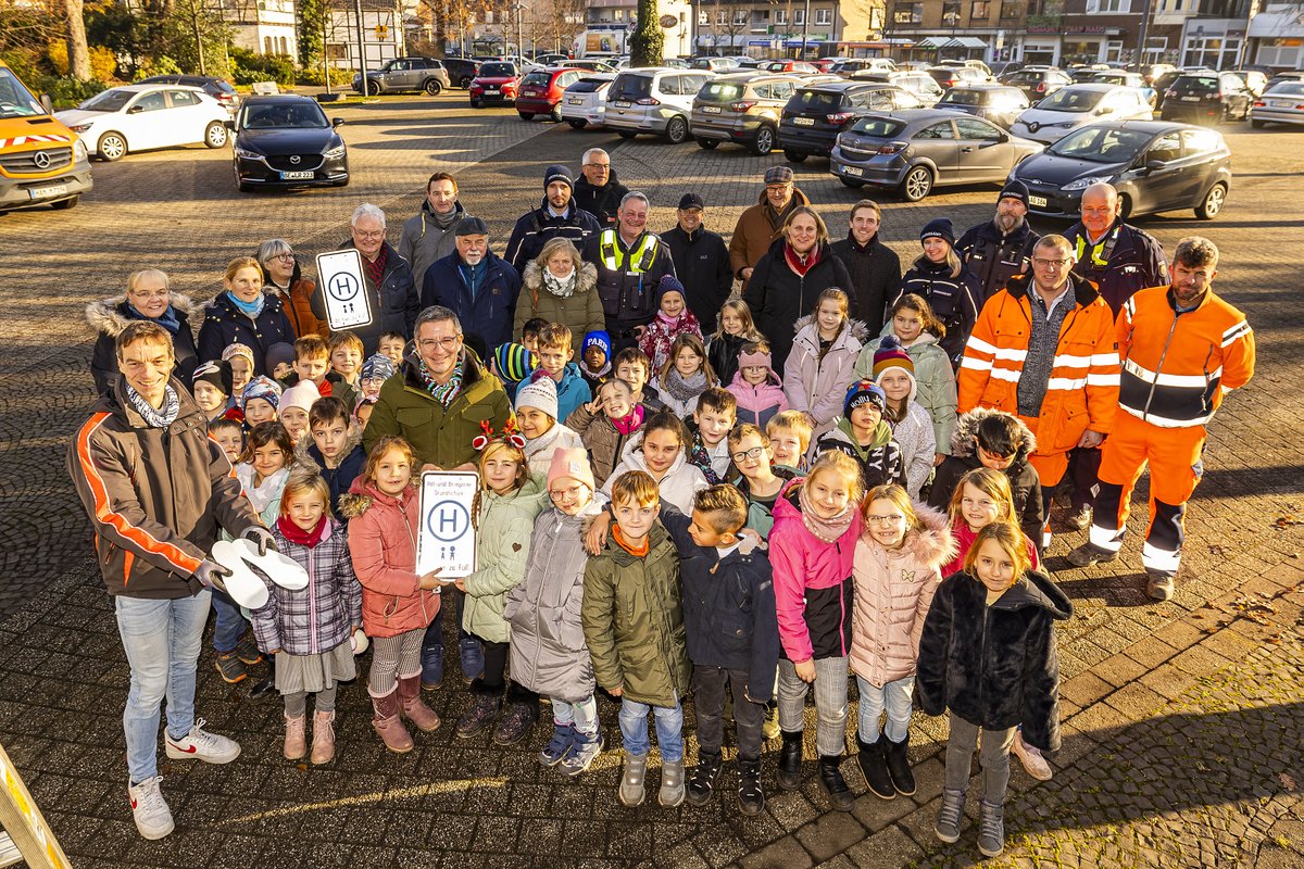 hamm_stadt's tweet photo. Auf dem #HerringerMarktplatz wurde heute eine sichere #Haltestelle für Eltern von Schüler:innen der #Lessingschule eingerichtet, die ihre Kinder morgens zur Grundschule fahren. Dazu wurden entsprechende Schilder und Fahrbahnmarkierungen angebracht, die darauf aufmerksam machen. https://t.co/ZkwbR5tfE9