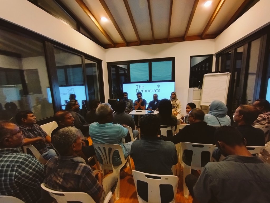 ahumeidh's tweet photo. ދަ ޑިމޮކްރެޓްސްގެ ލީޑަރޝިޕްއާއި މަގާމުފުރާތަކަށް ހޮވުނު މެންބަރުންނާއި އެކު މެންބަރޝިޕް ޑްރައިވްގެ ހަރަކާތްތައް ރޭވުމަށް މެންބަރުންގެ ހިޔާލު ހޯދުން.
@TheDemocratsMV  އަބަދުވެސް ކުރިއަށްދާނީ މެންބަރުންގެ ހިޔާލާއެކު މެ��ްބަރުން ބޭނުންވާގޮތަށް. މީ އެހެން ޕާޓީތަކާ ހުރި ތަފާތަކީ https://t.co/DVaLHs1Ebr