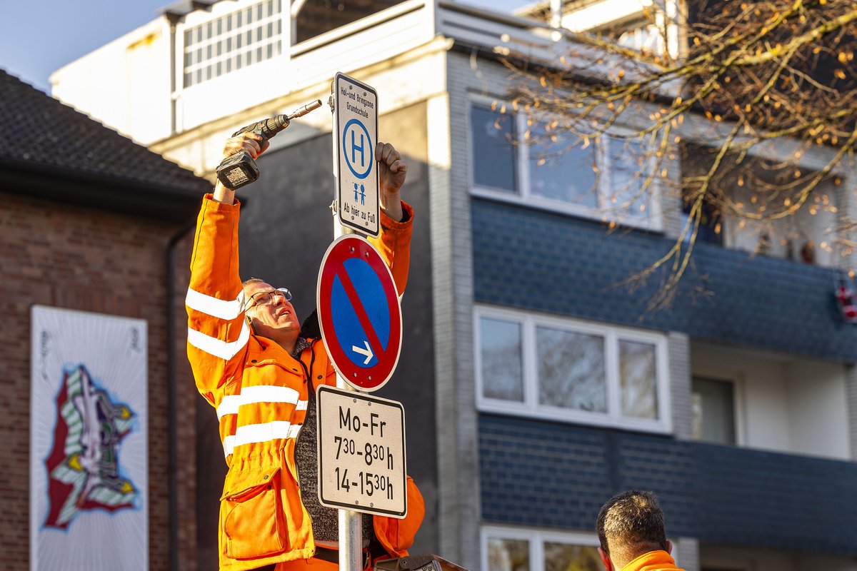 hamm_stadt's tweet photo. Auf dem #HerringerMarktplatz wurde heute eine sichere #Haltestelle für Eltern von Schüler:innen der #Lessingschule eingerichtet, die ihre Kinder morgens zur Grundschule fahren. Dazu wurden entsprechende Schilder und Fahrbahnmarkierungen angebracht, die darauf aufmerksam machen. https://t.co/ZkwbR5tfE9