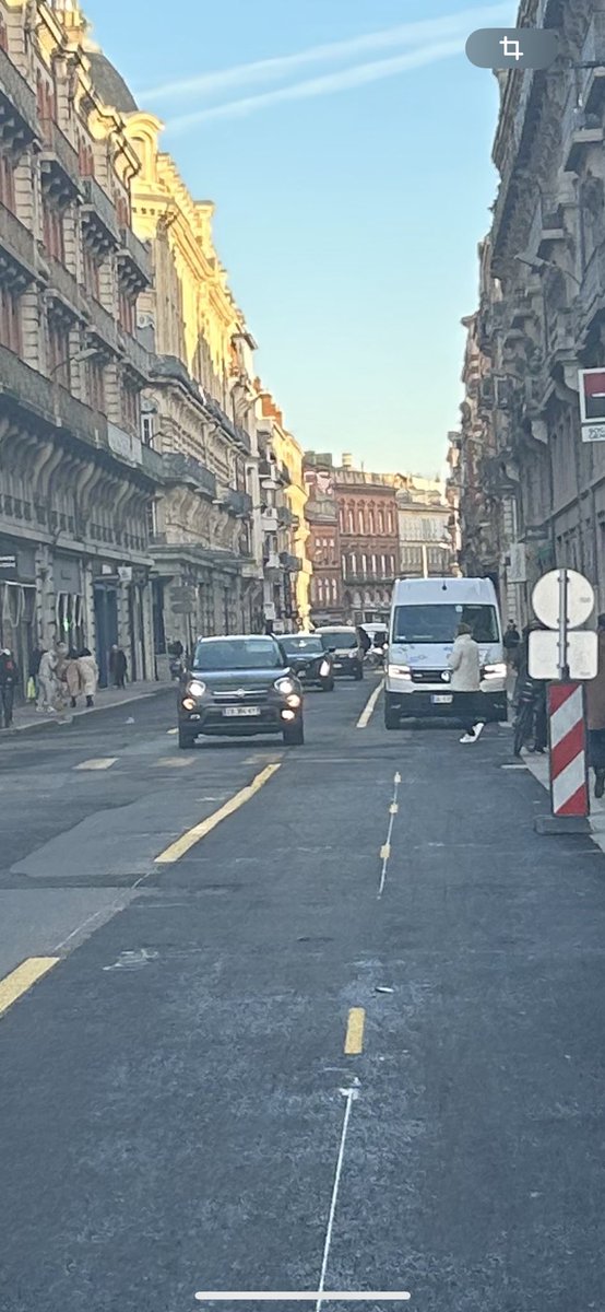 2secondes1's tweet photo. Rebelotes aujourd’hui rue de Metz, le camion @Chronopost qui se met en plein sur la piste cyclable provisoire alors qu’il a un emplacement livraison de l’autre côté 
Poke @2Pieds2Roues https://t.co/VJ6Y0L84ta