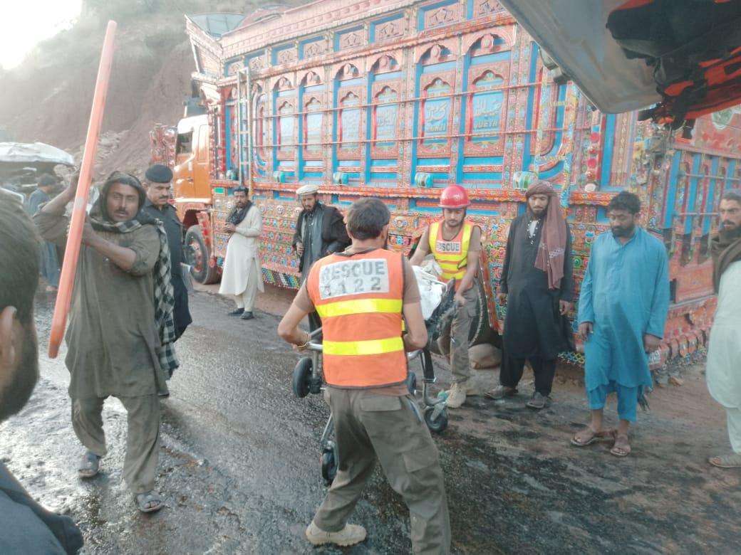 KPRescue1122's tweet photo. ریسکیو1122 ڈیرہ اسماعیل خان

سب ڈویژن درازندہ سروبئی چڑہائی سے اترتے ہوئی ڈاٹسن کو مزدے ٹرک کی ٹکر ڈاٹسن کھائی میں جا گری ریسکیو1122 ٹیم کا بروقت رسپانس

حادثے میں ایک خاتون سمیت 3افراد جابحق ایک شخص زخمی ریسکیو1122 نے تمام نعشوں اور زخمیوں کو درازندہ ٹائپ ڈی ہسپتال منتقل کر دیا https://t.co/7731kUjOd7