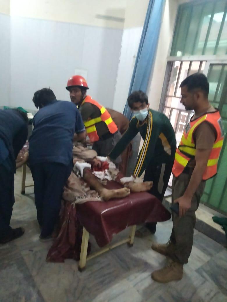 KPRescue1122's tweet photo. ریسکیو1122 ڈیرہ اسماعیل خان

سب ڈویژن درازندہ سروبئی چڑہائی سے اترتے ہوئی ڈاٹسن کو مزدے ٹرک کی ٹکر ڈاٹسن کھائی میں جا گری ریسکیو1122 ٹیم کا بروقت رسپانس

حادثے میں ایک خاتون سمیت 3افراد جابحق ایک شخص زخمی ریسکیو1122 نے تمام نعشوں اور زخمیوں کو درازندہ ٹائپ ڈی ہسپتال منتقل کر دیا https://t.co/7731kUjOd7