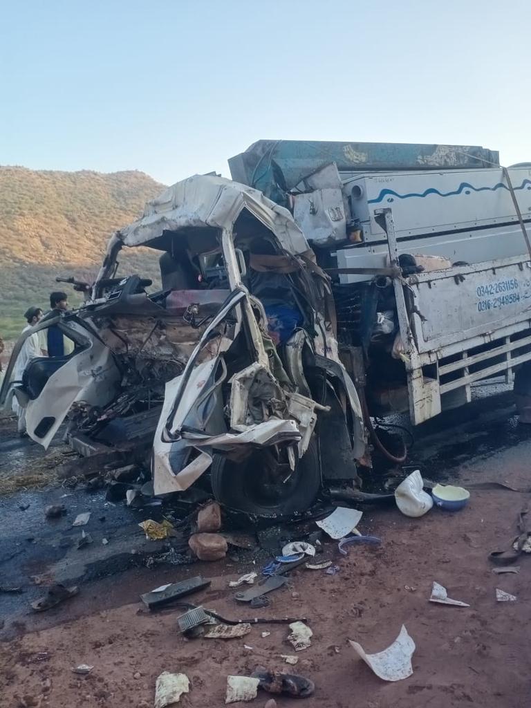 KPRescue1122's tweet photo. ریسکیو1122 ڈیرہ اسماعیل خان

سب ڈویژن درازندہ سروبئی چڑہائی سے اترتے ہوئی ڈاٹسن کو مزدے ٹرک کی ٹکر ڈاٹسن کھائی میں جا گری ریسکیو1122 ٹیم کا بروقت رسپانس

حادثے میں ایک خاتون سمیت 3افراد جابحق ایک شخص زخمی ریسکیو1122 نے تمام نعشوں اور زخمیوں کو درازندہ ٹائپ ڈی ہسپتال منتقل کر دیا https://t.co/7731kUjOd7