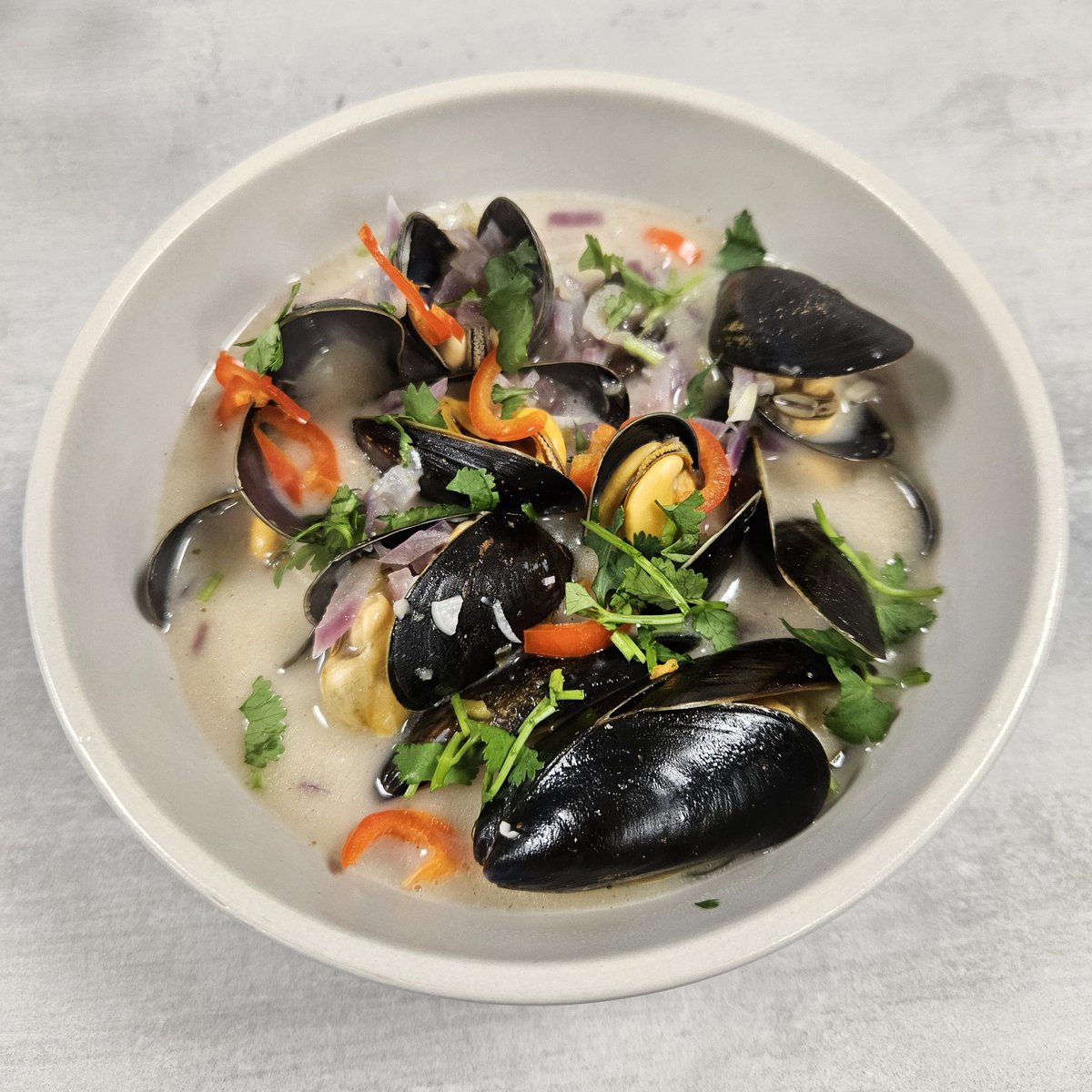 ElizabethJRowan's tweet photo. Thank you @HeroesFish and @FoodTCentre for the beautiful line grown mussels! Year 10 and 11 loved cooking with these today in back to back lessons. #FoodTechnology #Mussels #GCSE #Year10 #Year11 #Edutwitter #SeaFood #NewExperiences https://t.co/ZfcXnF19h9