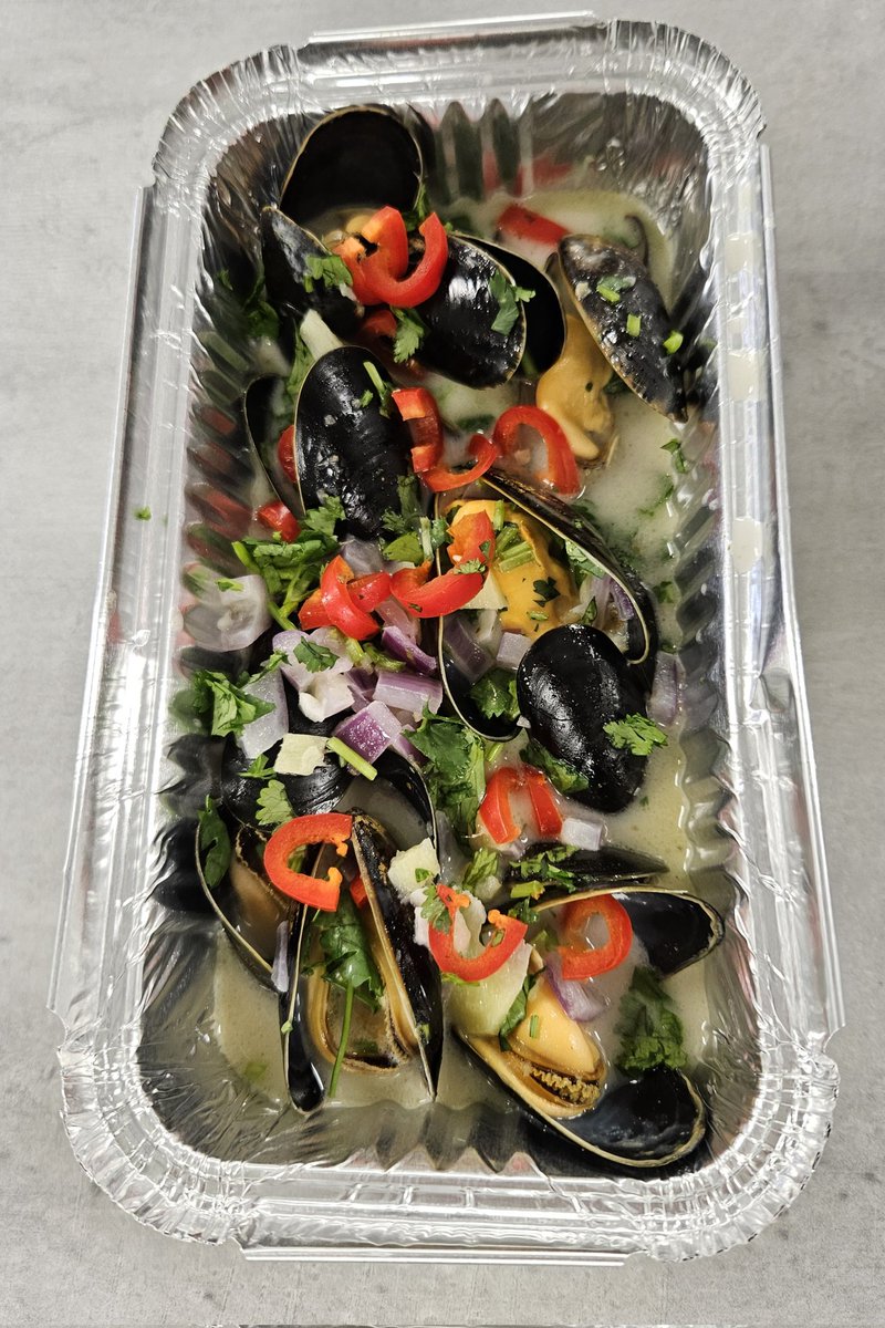 ElizabethJRowan's tweet photo. Thank you @HeroesFish and @FoodTCentre for the beautiful line grown mussels! Year 10 and 11 loved cooking with these today in back to back lessons. #FoodTechnology #Mussels #GCSE #Year10 #Year11 #Edutwitter #SeaFood #NewExperiences https://t.co/ZfcXnF19h9