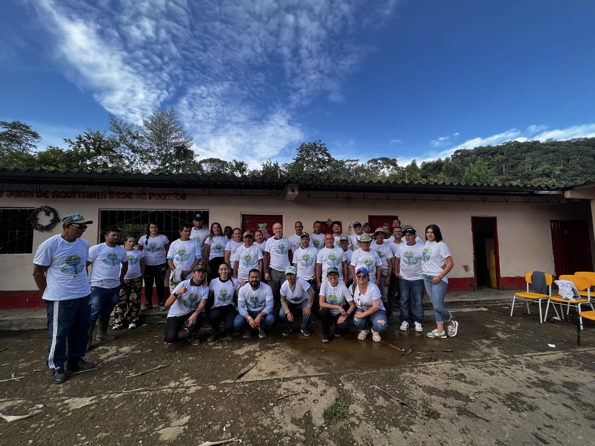 colombiamascom1's tweet image. Hombres y mujeres trabajando a la par para desarrollar un #IngredienteNatural innovador: un #ColoranteNatural azul a partir de los frutos del árbol de Jagua. ¿Quieres conocer más?

🧵Abrimos #Hilo para contarte como @ecofloracares,  @fmisangre y C+C promueven la #EquidadDeGénero.