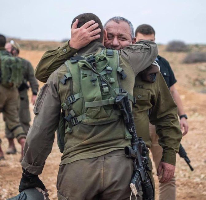 shemeshmicha's tweet photo. ב- 7.10 גל איזנקוט רץ לשדה הקרב. אם היה רוצה להתחמק בטח היה יכול לחפש תירוצים. אבא שלו גדי, רץ לממשלת אחדות, בלי הרבה רעש, צלצולים ויחסי ציבור. אם היה רוצה להתחמק בטח היה יכול למצוא תירוצים. 

איזה בן. איזה אבא ואיזו משפחה מופלאה https://t.co/TsJWPrU4tW