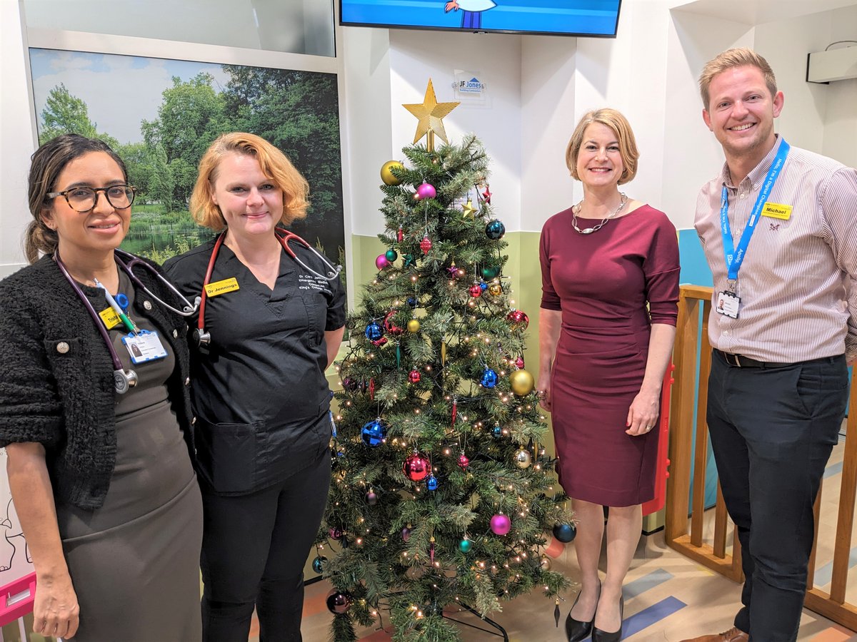 Thank you to <a href="/helenhayes_/">Helen Hayes 💙🌹</a> for visiting King's College Hospital yesterday (6 December) to speak to staff and decorate our beautiful #Christmas tree! A lovely annual tradition for our Children's Emergency Department🎄

#TeamKings