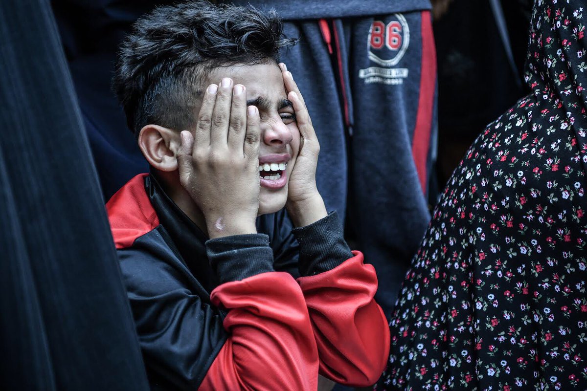 muhitdergi's tweet photo. Şarapnel yarasının acısı açlıkla birleşince “Karnımı doyurmak için ölmek ve cennete gitmek istiyorum” diyen çocuktan haberin var mı?

Selim Cerrah

#DaimaFilistin https://t.co/Vkkxnijfd9