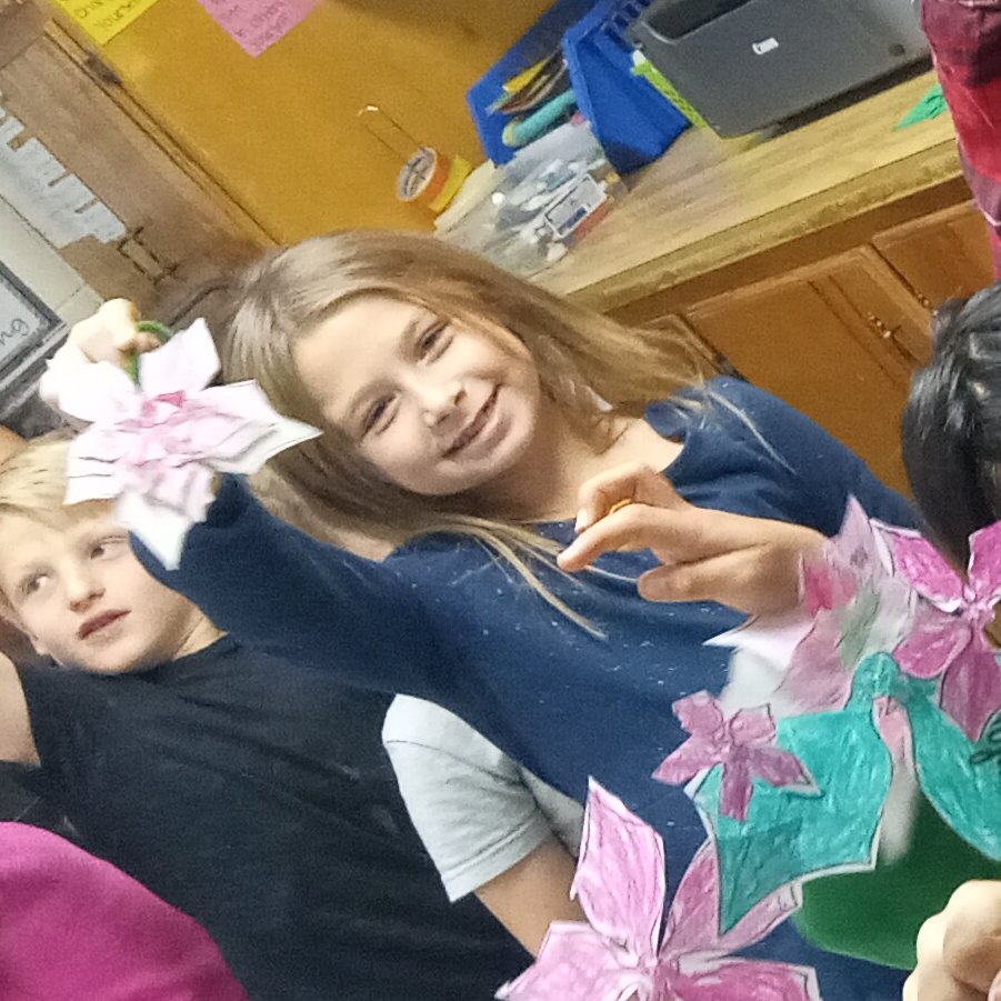 KSmithStemLady's tweet photo. Post 1 holidays around the world:
1st Grade: La Posada - Poinsettias
1st Grade: St. Lucia - Wreath Crown
@eastfieldglobal @MBaker_RunSun https://t.co/C50KVG6BHq