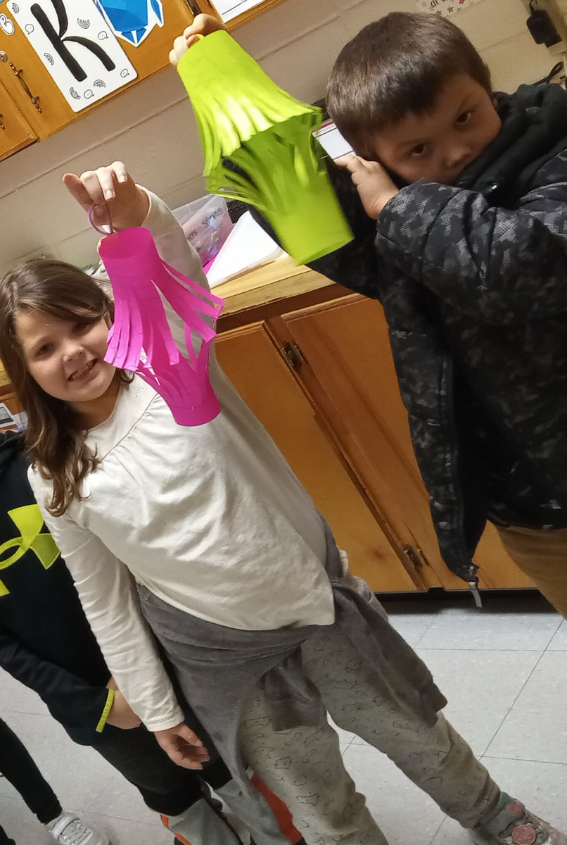 KSmithStemLady's tweet photo. Post 2 holidays around the world:
2nd Grade: Diwali Lanterns
2nd Grade: Bodhi Day Tree
@eastfieldglobal @MBaker_RunSun https://t.co/1PDi6rSRNE