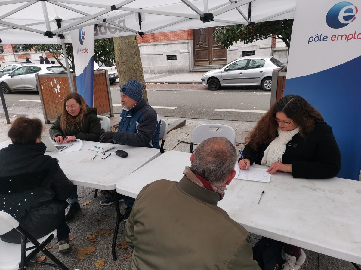 Belle mobilisation lors du forum POSITIV' EMPLOI cette après-midi à la place de la Liberté de Roubaix!

👉 Plus d'une trentaine de personnes venues à notre rencontre afin d'échanger sur leur situation, mobilisées sur des événements et des ateliers, et renseignées!

#TousMobilisés