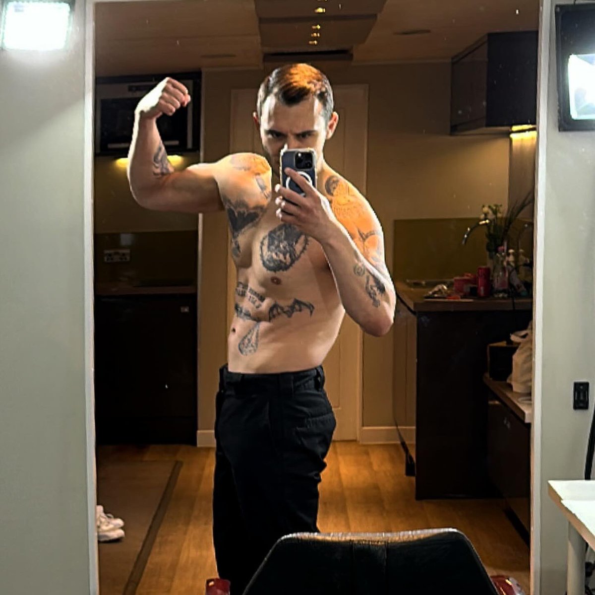 YulianKostov's tweet photo. Mak-photo-dump BTS trailer
#Makarov #CallofDuty #ModernWarfare3  #tatto https://t.co/Fq3WAGNguA