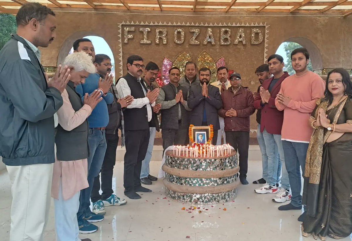 Mrkrishnaj85's tweet photo. डॉ रामाशीष जी की सातवीं पुण्यतिथि के अवसर पर जिले की शिक्षक व कर्मचारियों द्वारा अपने पेंशन शहीद के लिए 2 मिनट मौन धारण के पश्चात कैंडल मार्च निकालकर श्रद्धांजलि अर्पित की गई तथा पुरानी पेंशन बहाली का संकल्प लिया गया
#WeWantOPS
#07dec
#कृष्णज #फिरोजाबाद https://t.co/yeKzdFCl2I