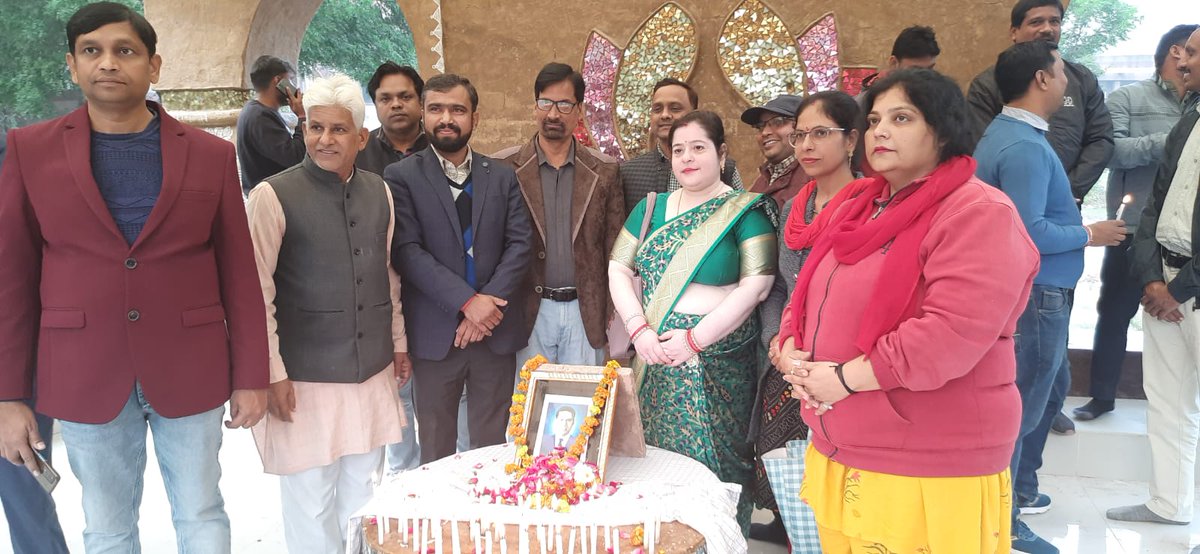 Mrkrishnaj85's tweet photo. डॉ रामाशीष जी की सातवीं पुण्यतिथि के अवसर पर जिले की शिक्षक व कर्मचारियों द्वारा अपने पेंशन शहीद के लिए 2 मिनट मौन धारण के पश्चात कैंडल मार्च निकालकर श्रद्धांजलि अर्पित की गई तथा पुरानी पेंशन बहाली का संकल्प लिया गया
#WeWantOPS
#07dec
#कृष्णज #फिरोजाबाद https://t.co/yeKzdFCl2I