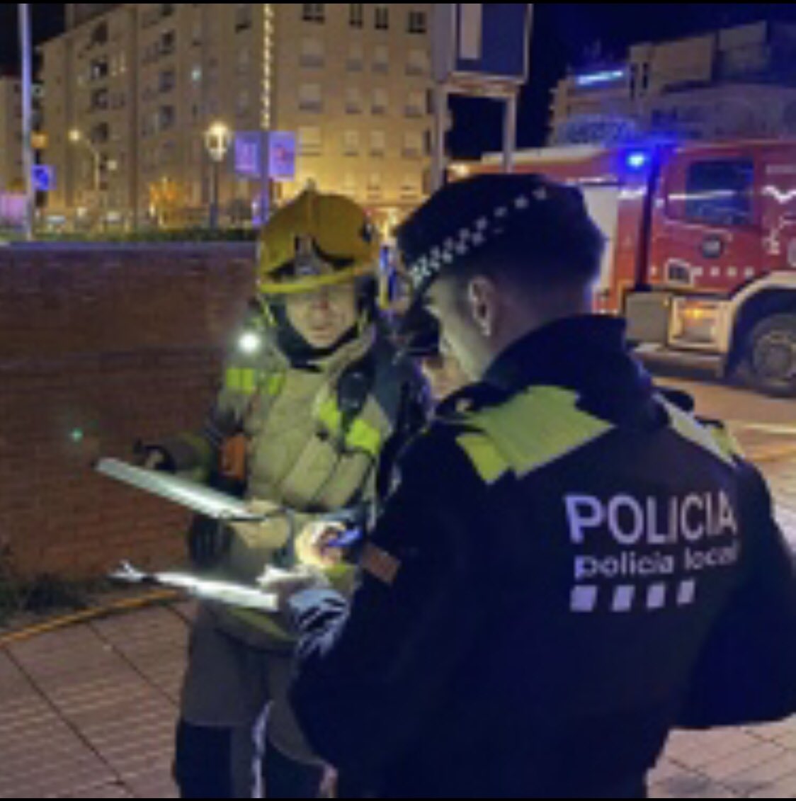 contrastado's tweet photo. Un grupo de 11 jóvenes magrebíes que suman 260 antecedentes,siembran el terror en Calella.
3 de ellos incendian un piso tras discutir con el dueño de la casa que tienen okupada.
Atacaron a la PL con bates de Béisbol hiriendo a 2 y a 3 vecinos
Detenidos, el juez los dejó libres🤦‍♂️ https://t.co/PAE1nIE9Jr