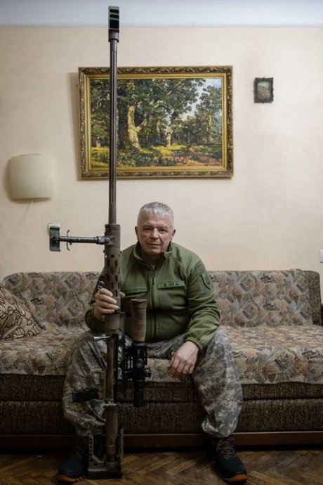 🇺🇦🇷🇺 | Nuevo record mundial de tiro a distancia en una guerra: El francotirador ucraniano Vyacheslav Kovalskyi asesinó a un soldado ruso a ~3.800 metros usando un rifle Horizon's Lord calibre 12.7×114 mm HL (munición .50 BMG). El tiro tardó 9 segundos en llegar al blanco.