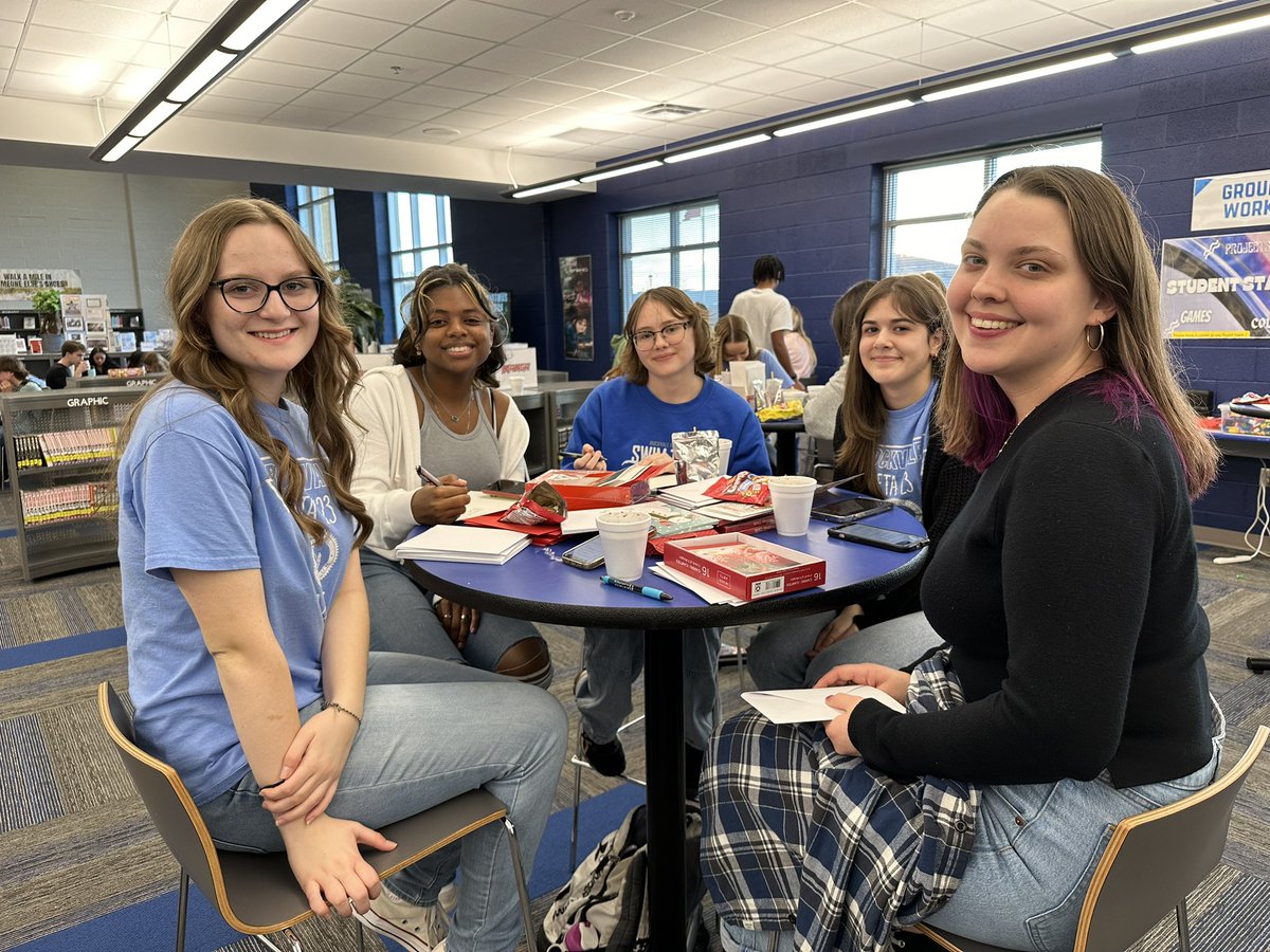 beta_rockvale's tweet photo. Rockvale BETA members filled out holiday cards for area nursing homes yesterday. It was a great way to wrap up a strong semester of service! @nationalbeta @RockvaleHigh_TN https://t.co/TryfOYG3Ad
