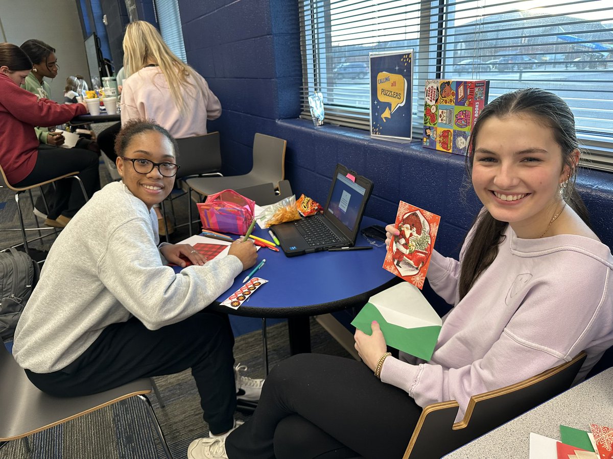 beta_rockvale's tweet photo. Rockvale BETA members filled out holiday cards for area nursing homes yesterday. It was a great way to wrap up a strong semester of service! @nationalbeta @RockvaleHigh_TN https://t.co/TryfOYG3Ad
