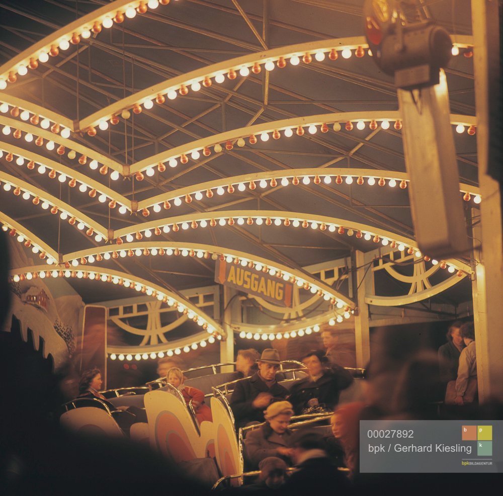 bpkimages's tweet photo. Die Weihnachtsmärkte mit grellen Lichtern, Leckereien und Fahrgeschäften locken viele BesucherInnen an. Schon 1958 hat der Fotograf Gerhard #Kiesling das bunte Treiben am Berliner #Alexanderplatz festgehalten. In diesem Sinne wünscht Euch das bpk-Team einen schönen 2. Advent!🌟 https://t.co/qNPYjqrrsq
