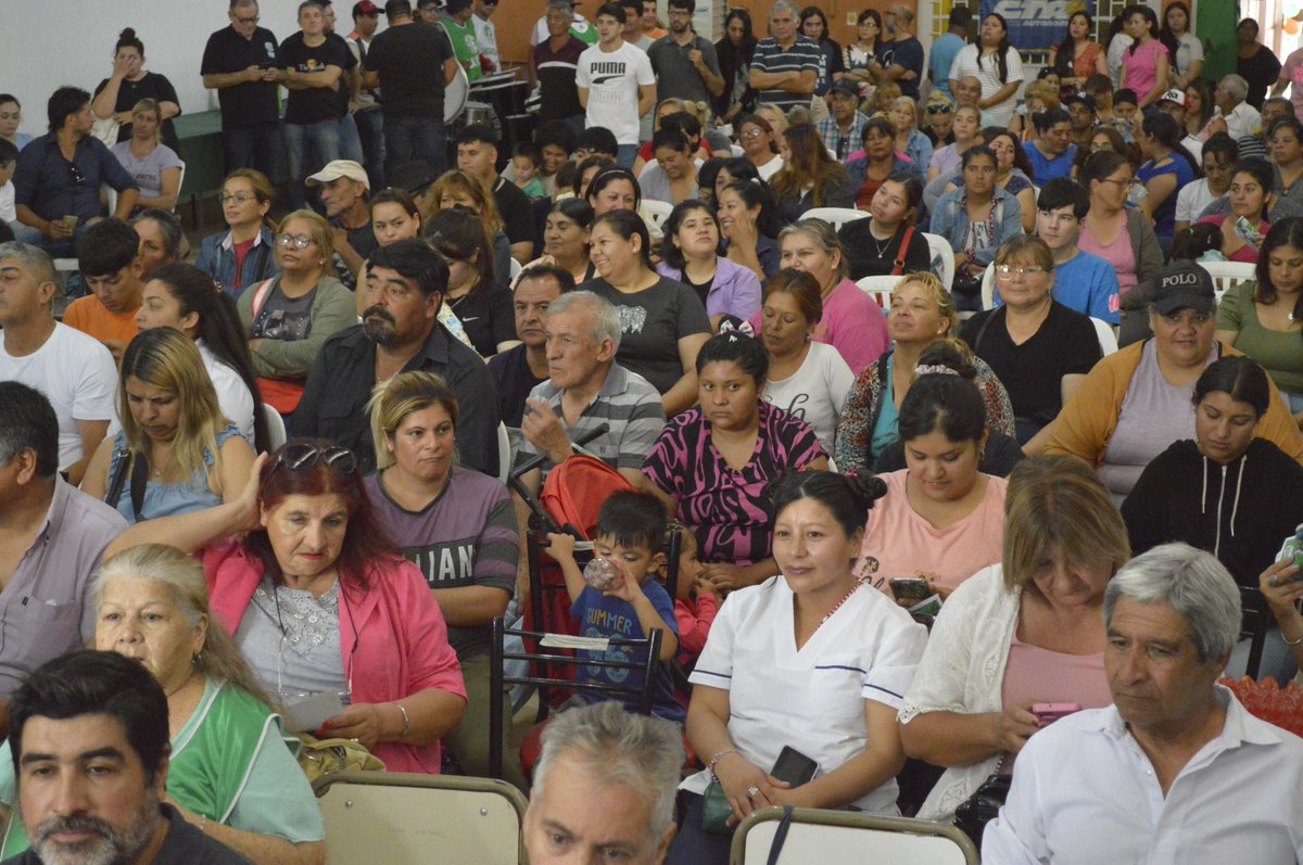 rodoaguiar's tweet photo. Con un gimnasio colmado asumió la nueva conducción de #ATE en La Rioja

Cada vez que llegamos a La Rioja nos llenamos de sentimiento y esta vez la emoción fue más fuerte. Es que después de muchos años de intentarlo y de no haberse rendido nunca, llegó la nueva #conducción de la provincia. Esta Conducción del Centenario es joven y tiene mucha fuerza, se plantea luchar y crecer hasta llegar a los 10.000 #afiliados en este período.

Están plenamente conscientes del escenario político que vamos a tener que enfrentar, pero saben que solamente luchando es que podremos sacar a miles de #estatales de la pobreza.
Son hombres y mujeres humildes y decididos que empiezan desde abajo pero que van a llegar alto. 

Hoy llegaron al acto desde cada rinconcito de la provincia. Todas y todos comprometidos con esta etapa que se inicia. 

¡Vamos por el medio millón! ¡Vamos por más poder! ¡Vamos con unidad!

Felicitaciones! 💚 🇦🇷