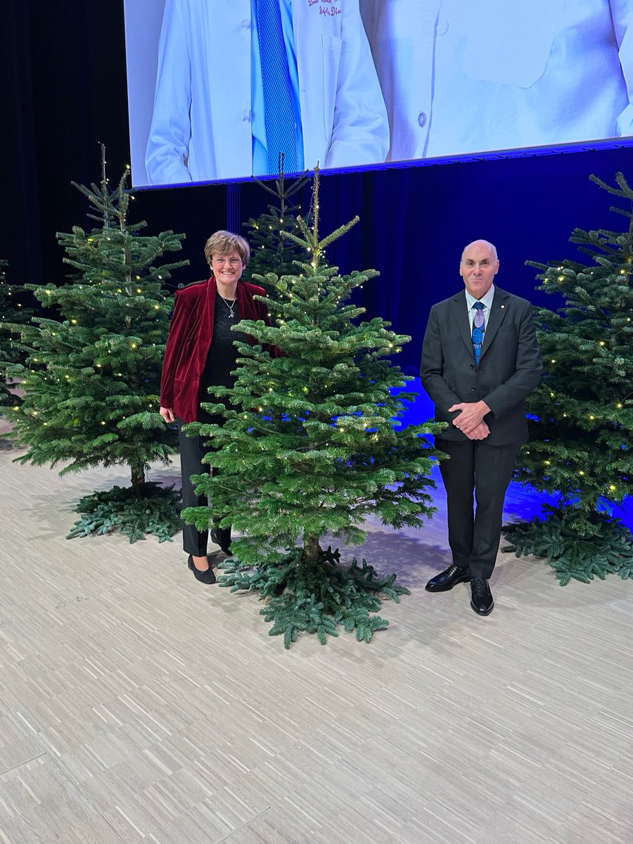 Following today's fantastic Nobel Lectures @kkariko and @WeissmanLab tried their best to hide behind a tree.